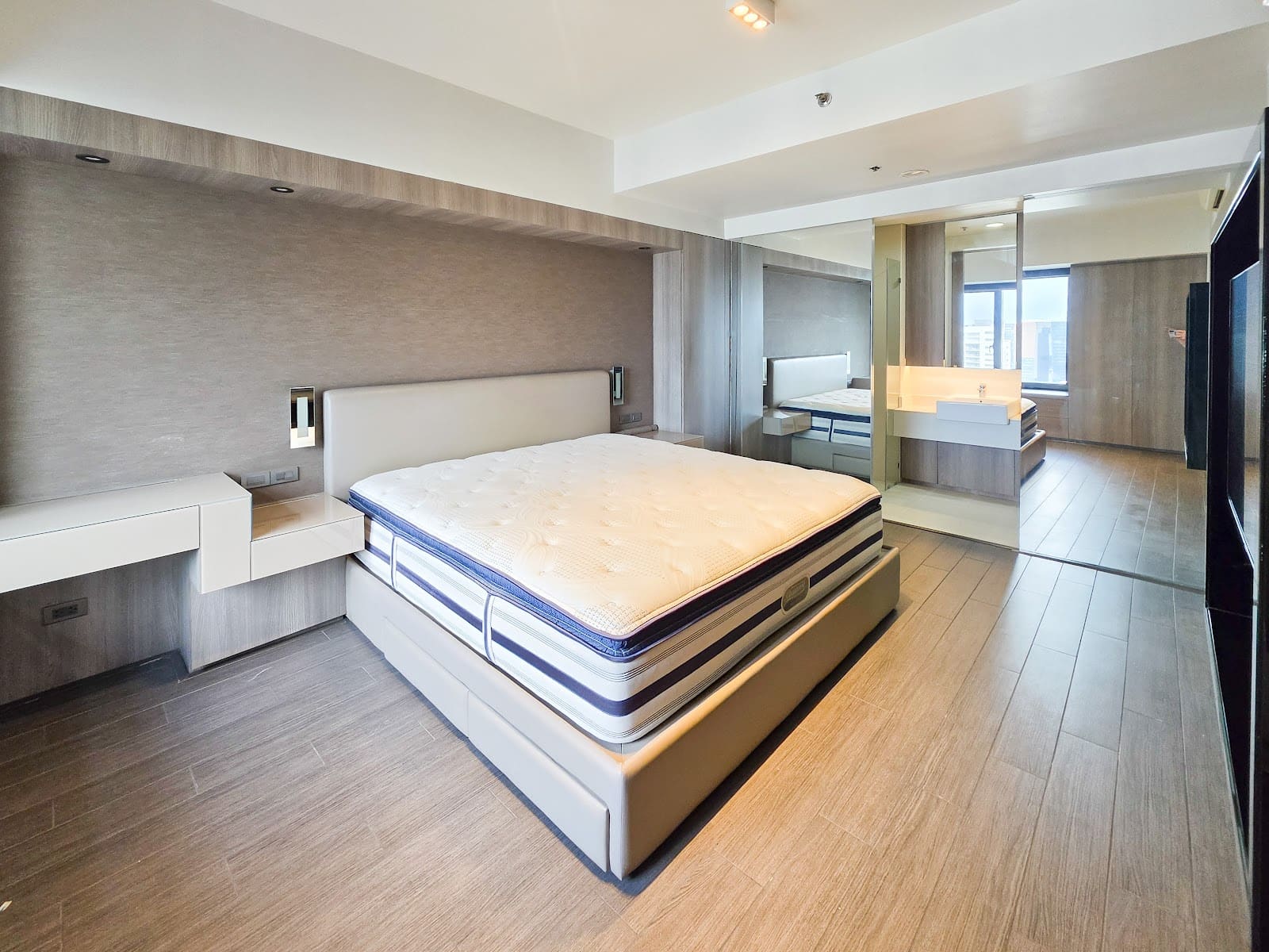 3 bedroom condo for sale in Arya Residences, BGC, photo 5